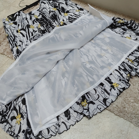 Flirty Floral Skirt - Picture 5 of 8